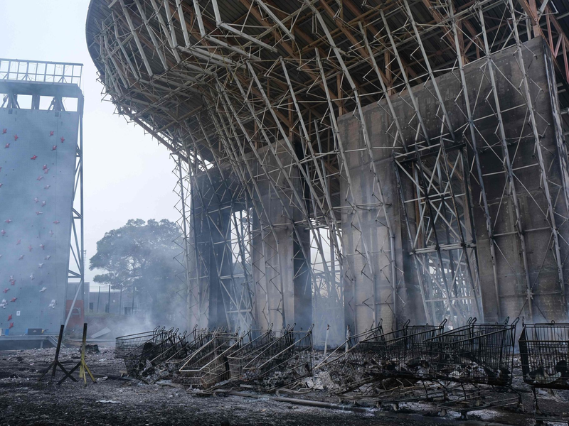 Ein lange Schlange vor einem 
Gemischtwarenladen in Nouméa. - Foto: Theo Rouby/AFP/dpa