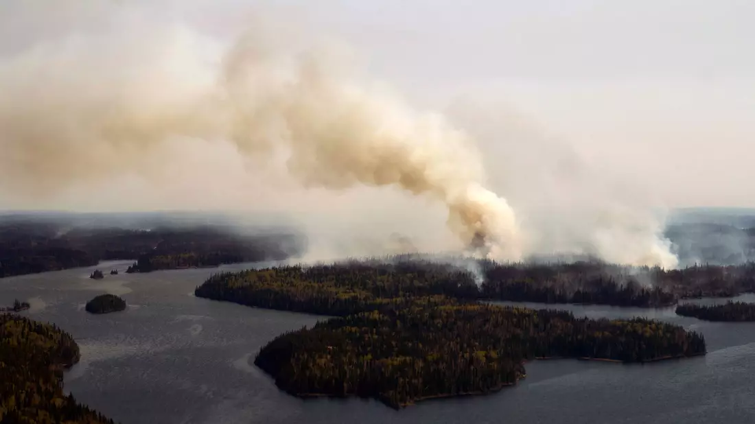 Ein Waldbrand im Norden Manitobas in der Nähe von Flin Flon. - Bild: David Lipnowski/The Canadian Press via AP/dpa