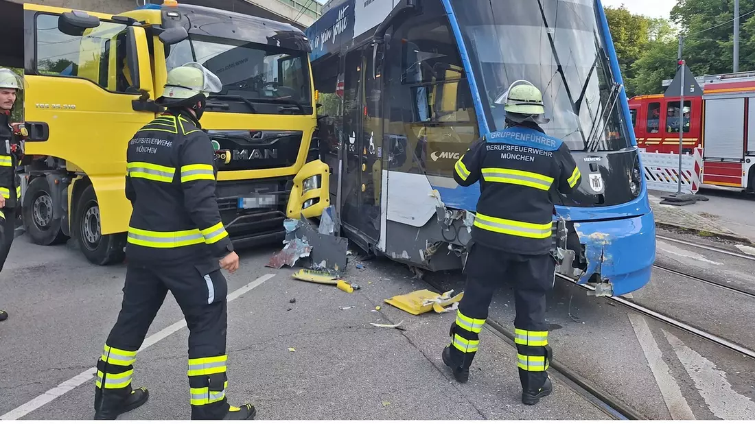 FW-M: Lkw trifft Straßenbahn (Neuhausen-Nymphenburg) - Bild: presseportal.de
