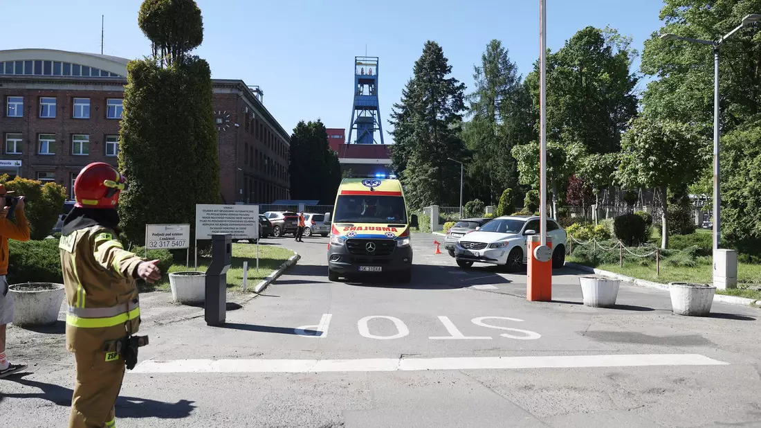 Ein Krankenwagen verlässt das Kohlebergwerk Myslowice-Wesola. - Bild: Kasia Zaremba-Majcher/AP/dpa