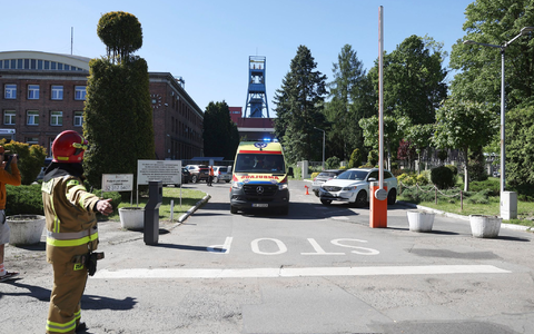 Ein Krankenwagen verlässt das Kohlebergwerk Myslowice-Wesola. - Foto: Kasia Zaremba-Majcher/AP/dpa