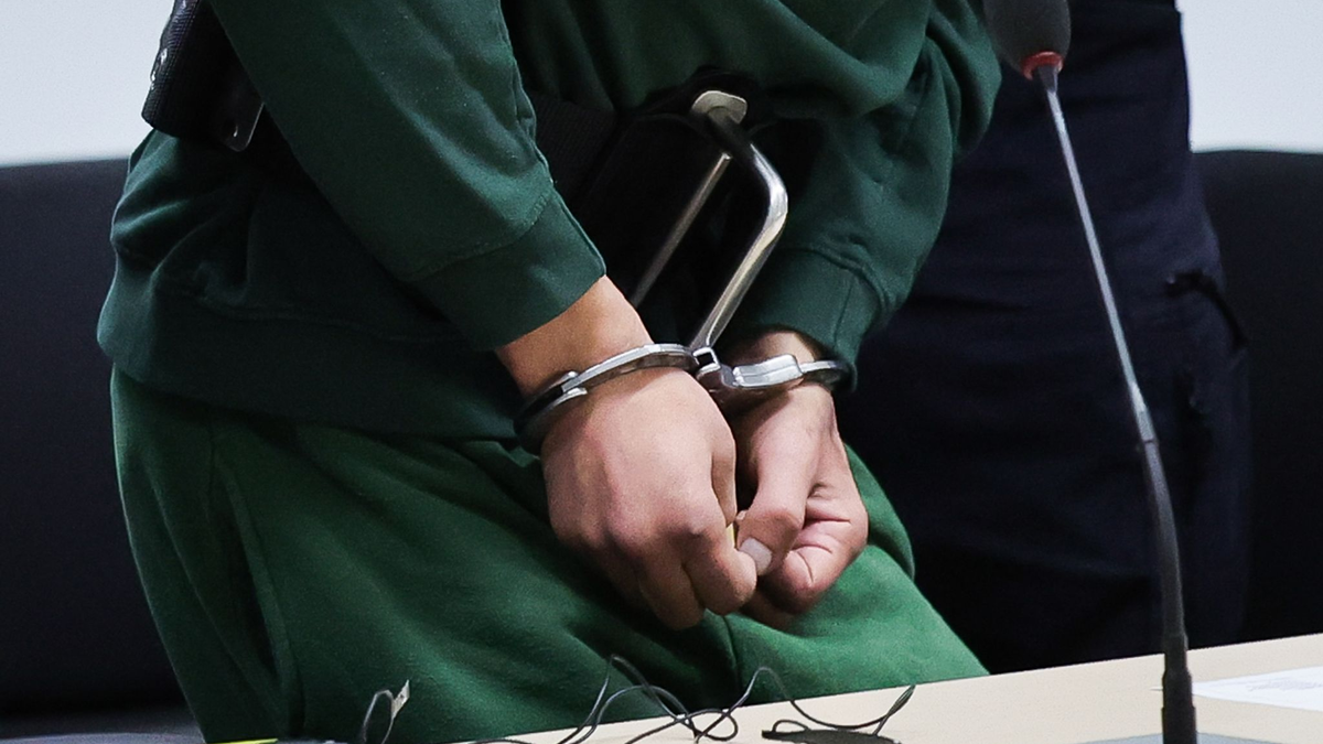 Der Angklagte Ibrahim A. ist zu einer lebenslangen Freiheitsstrafe verurteilt worden. - Foto: Christian Charisius/dpa-POOL/dpa