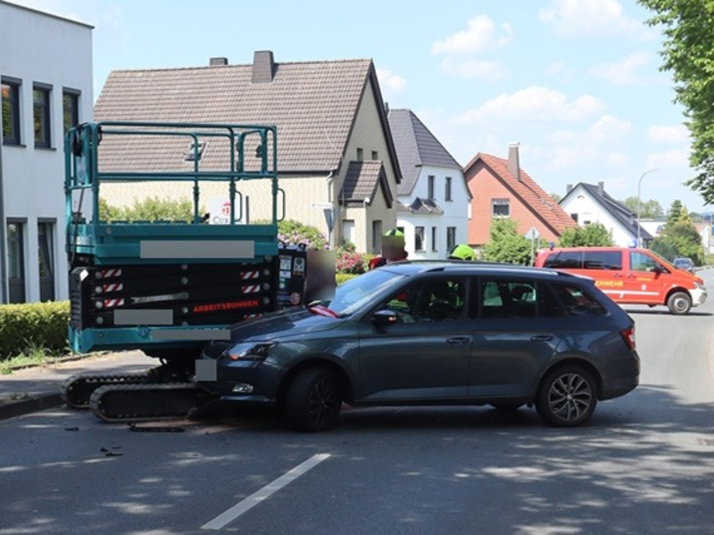 POL-HF: Skoda kollidiert mit Hebebühne - Zwei Personen leicht verletzt - Foto: presseportal.de