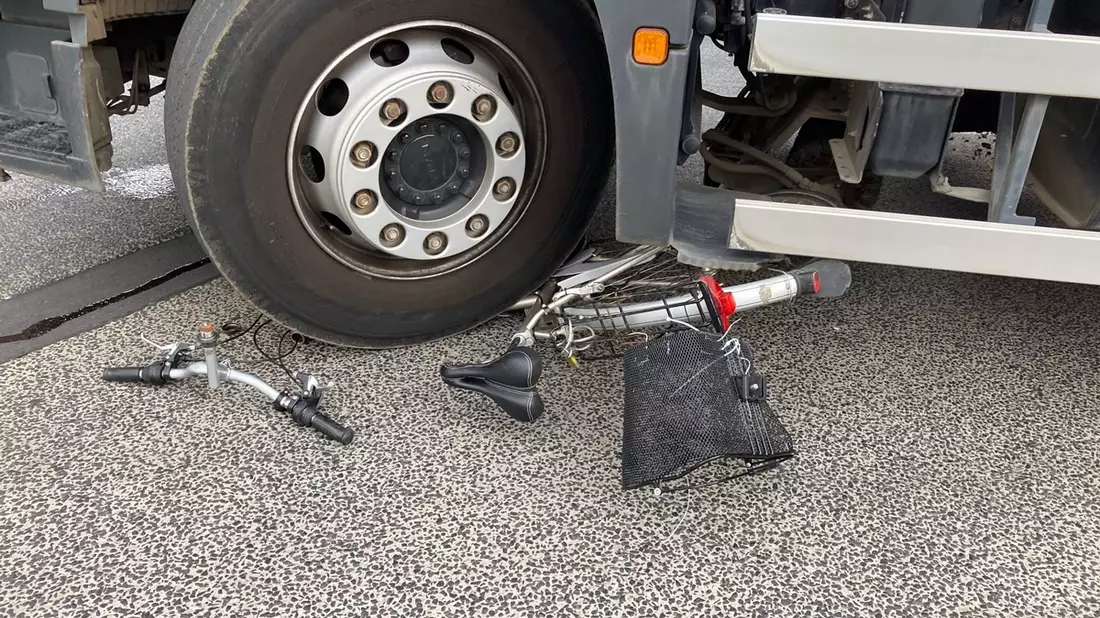 POL-DN: Reinigungsfahrzeug überrollt Fahrrad - Bild: presseportal.de