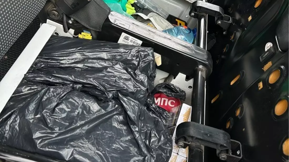 HZA-UL: Alle Hohlräume vollgestopft! / Zöllner ziehen 4000 Schmuggelzigaretten aus PKW-Verstecken - Bild: presseportal.de