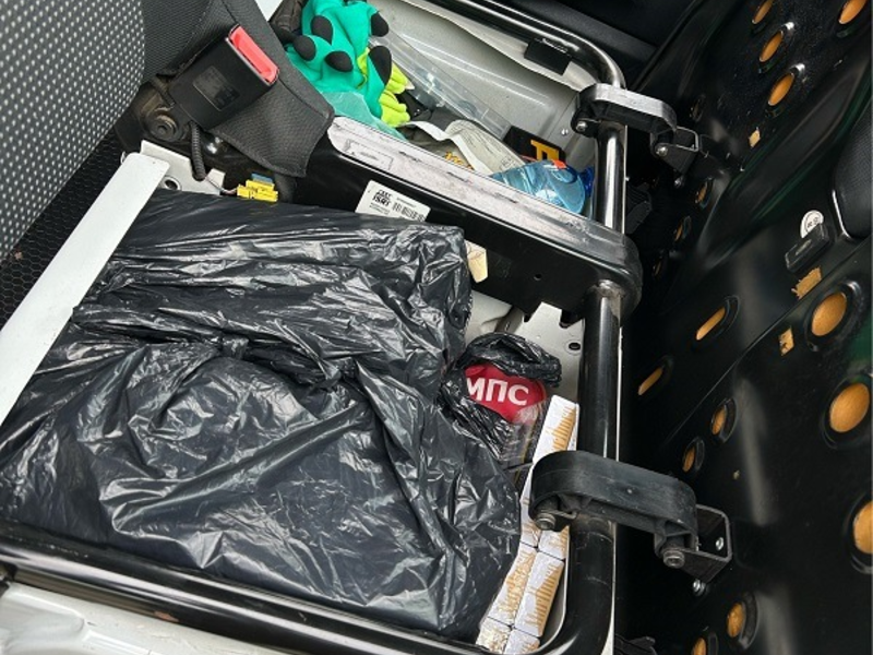 HZA-UL: Alle Hohlräume vollgestopft! / Zöllner ziehen 4000 Schmuggelzigaretten aus PKW-Verstecken - Foto: presseportal.de