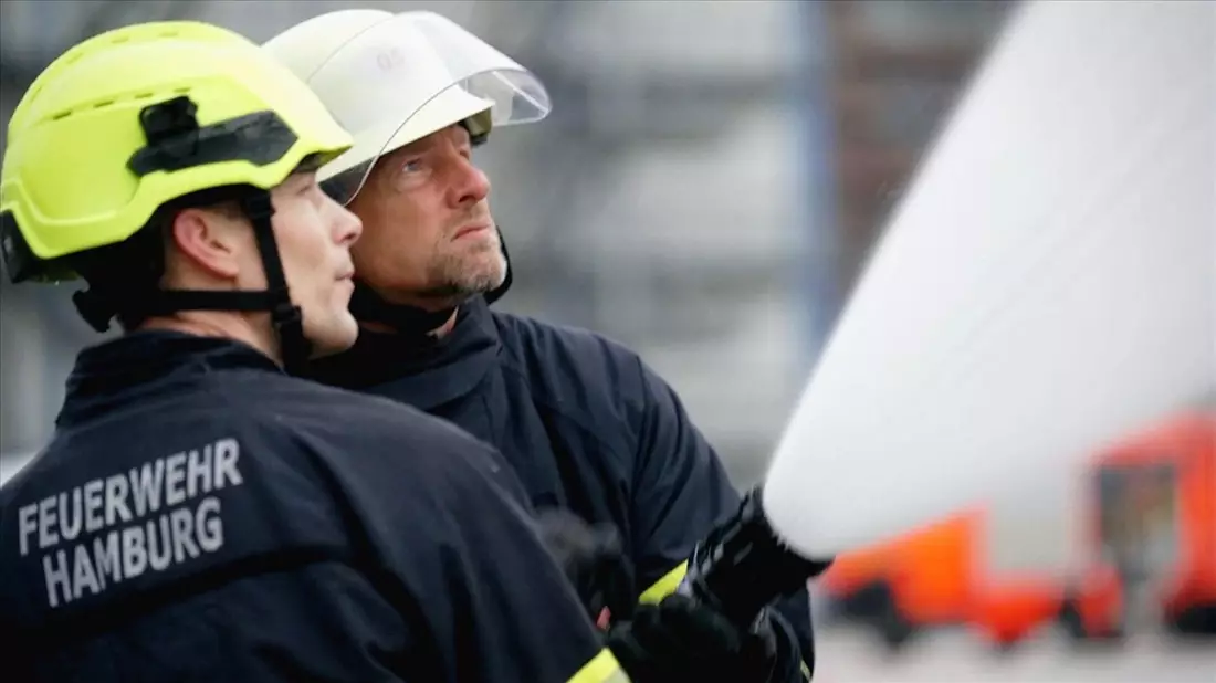 Henning Baum (r) mit der  Berufsfeuerwehr Hamburg im Einsatz. - Bild: -/RTL/dpa