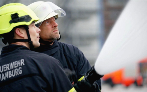 Henning Baum (r) mit der  Berufsfeuerwehr Hamburg im Einsatz. - Foto: -/RTL/dpa