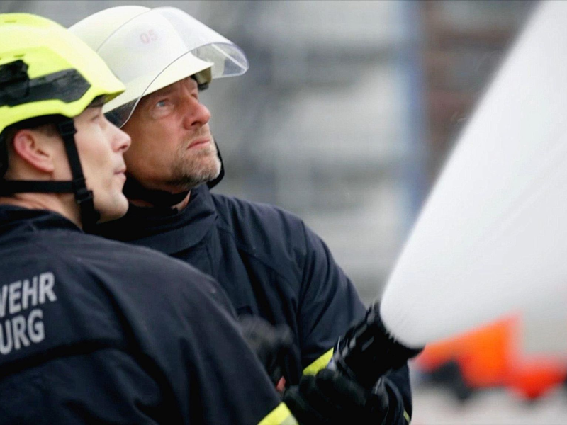 Henning Baum (r) mit der  Berufsfeuerwehr Hamburg im Einsatz. - Foto: -/RTL/dpa