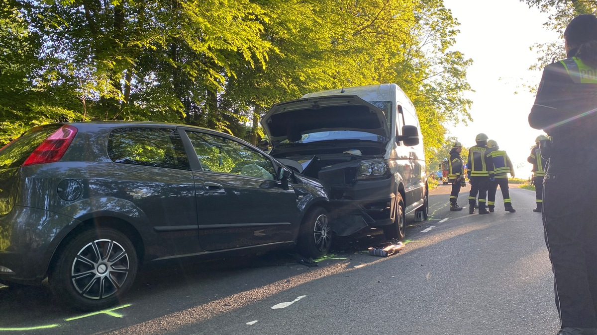 FF Olsberg: Schwerer Verkehrsunfall auf K15 in Olsberg - Foto: presseportal.de