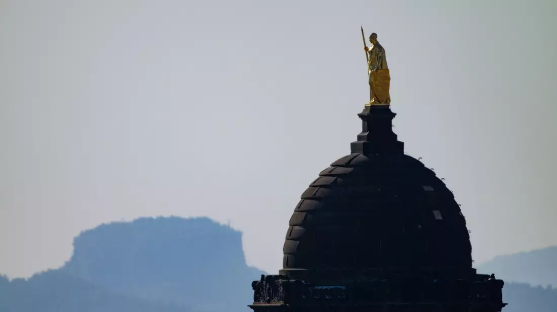 Die Saxonia auf dem Ständehaus in Dresden vor dem Lilienstein in der Sächsischen Schweiz. - Bild: Robert Michael/dpa