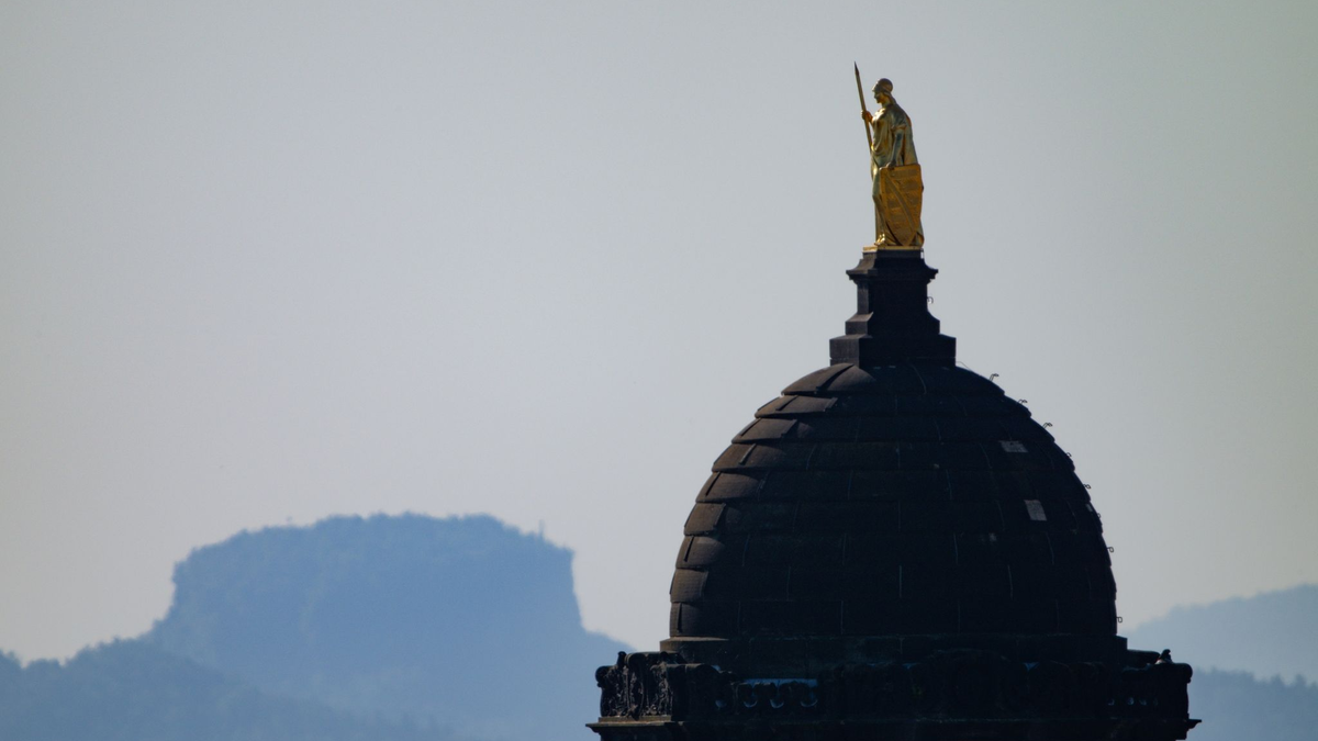 Die Saxonia auf dem Ständehaus in Dresden vor dem Lilienstein in der Sächsischen Schweiz. - Foto: Robert Michael/dpa
