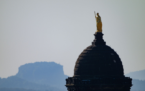 Die Saxonia auf dem StÀndehaus in Dresden vor dem Lilienstein in der SÀchsischen Schweiz. - Foto: Robert Michael/dpa Die Saxonia auf dem StÀndehaus in Dresden vor dem Lilienstein in der SÀchsischen Schweiz. - Foto: Robert Michael/dpa