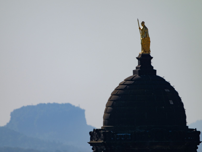 Die Saxonia auf dem Ständehaus in Dresden vor dem Lilienstein in der Sächsischen Schweiz. - Foto: Robert Michael/dpa