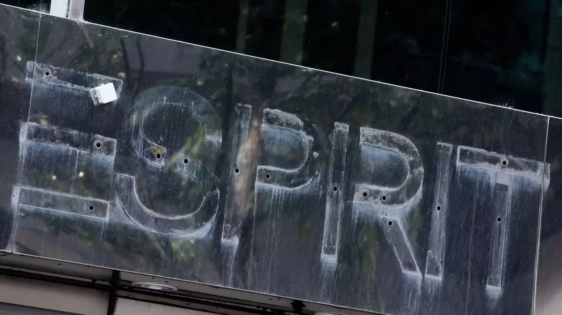 Die Überreste des entfernten Logos der Modekette Esprit. - Bild: Rolf Vennenbernd/dpa