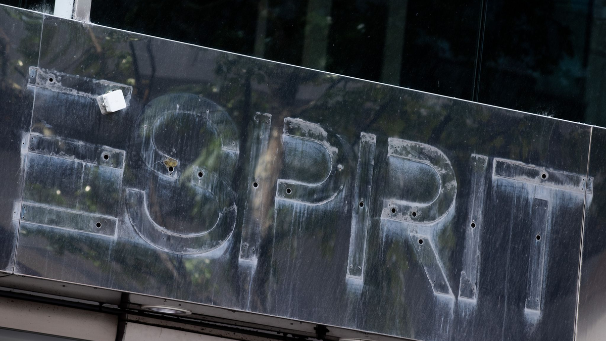 Die Überreste des entfernten Logos der Modekette Esprit. - Foto: Rolf Vennenbernd/dpa