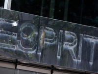 Die Überreste des entfernten Logos der Modekette Esprit. - Foto: Rolf Vennenbernd/dpa