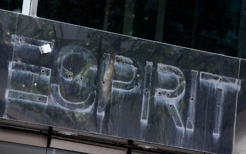 Die Überreste des entfernten Logos der Modekette Esprit. - Foto: Rolf Vennenbernd/dpa
