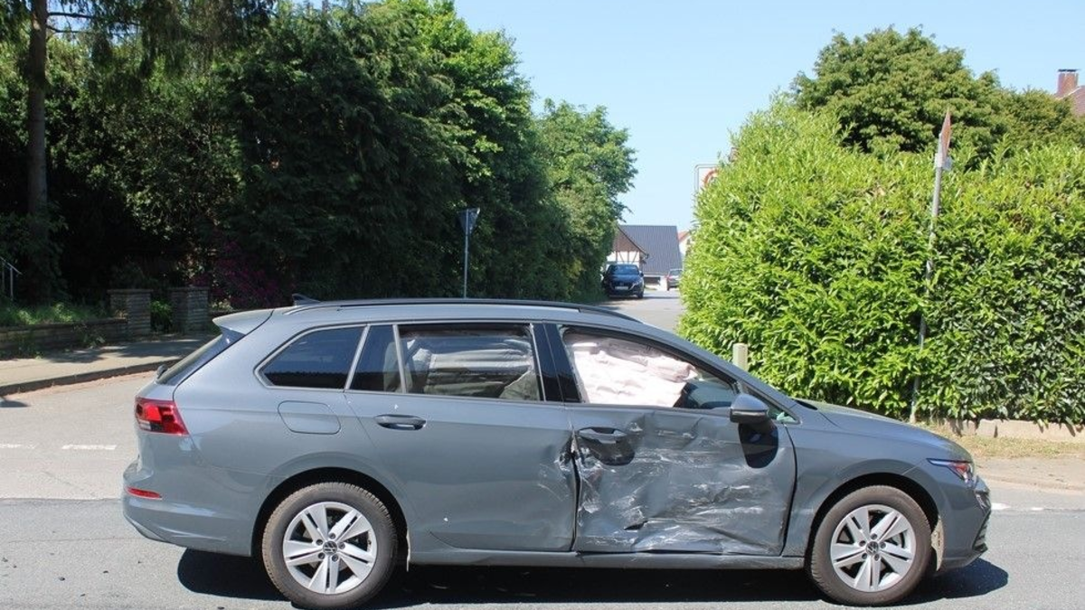 POL-MI: Autos kollidieren auf Kreuzung - Foto: presseportal.de