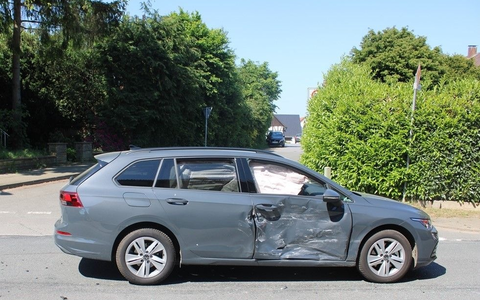 POL-MI: Autos kollidieren auf Kreuzung - Foto: presseportal.de