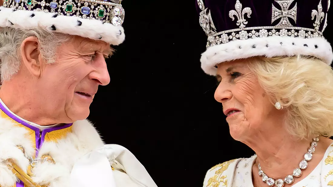 König Charles III. und Königin Camilla  nach ihrer Krönung auf dem Balkon des Buckingham-Palastes. - Bild: Leon Neal/AP/dpa