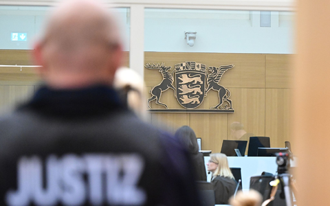 Ein Justizbeamter im Gerichtssaal in Stuttgart-Stammheim. - Foto: Bernd Weißbrod/dpa-Pool/dpa