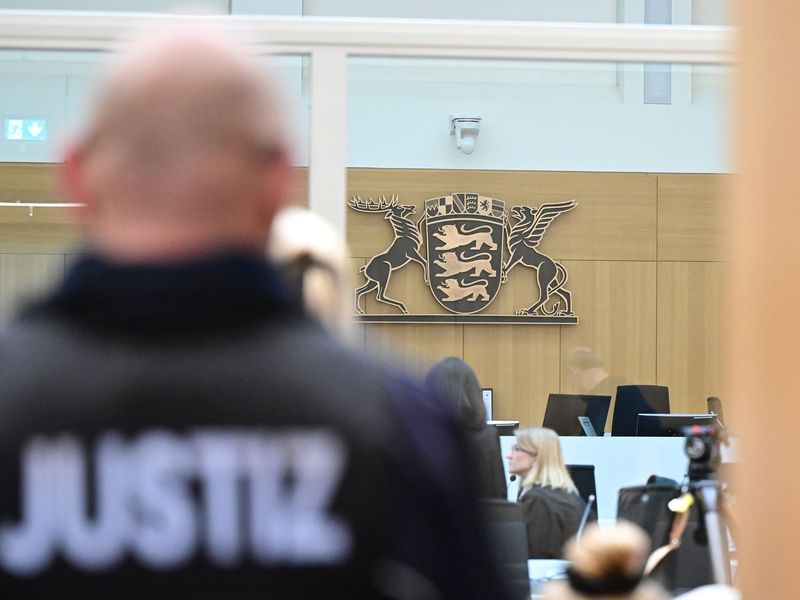 Ein Justizbeamter im Gerichtssaal in Stuttgart-Stammheim. - Foto: Bernd Weißbrod/dpa-Pool/dpa
