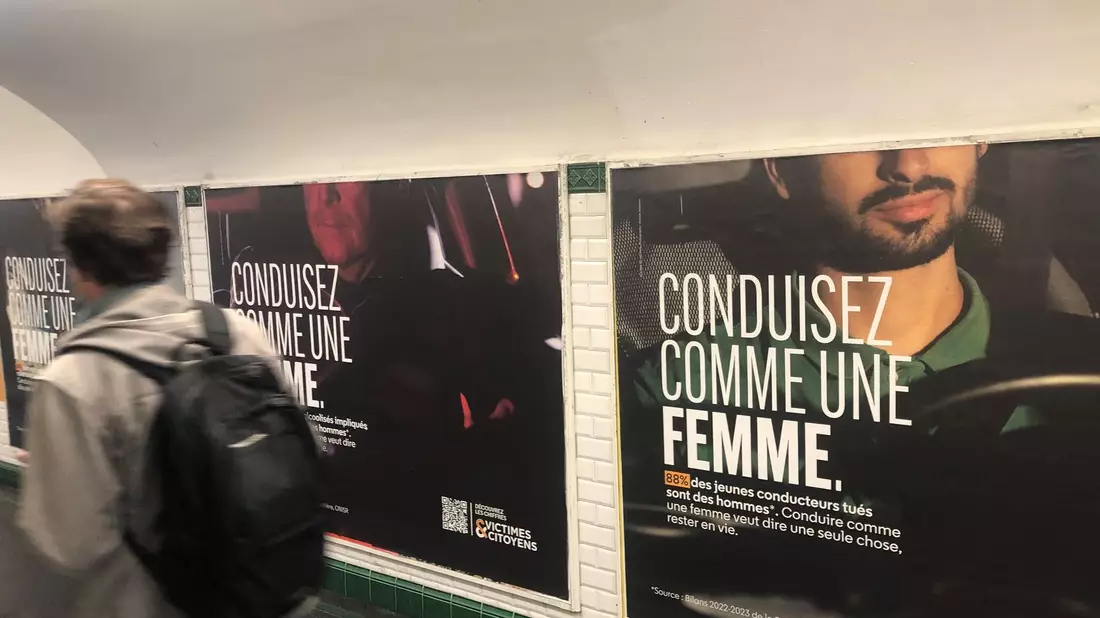 Plakatwand in einer Metro-Unterführung für die Kampagner «Fahre Auto wie eine Frau» (Conduisez comme une femme). - Bild: Michael Evers/dpa