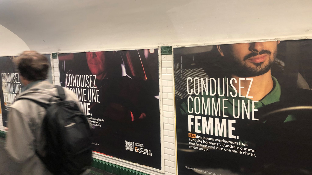 Plakatwand in einer Metro-Unterführung für die Kampagner «Fahre Auto wie eine Frau» (Conduisez comme une femme). - Foto: Michael Evers/dpa