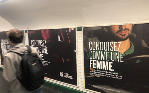 Plakatwand in einer Metro-Unterführung für die Kampagner «Fahre Auto wie eine Frau» (Conduisez comme une femme). - Foto: Michael Evers/dpa