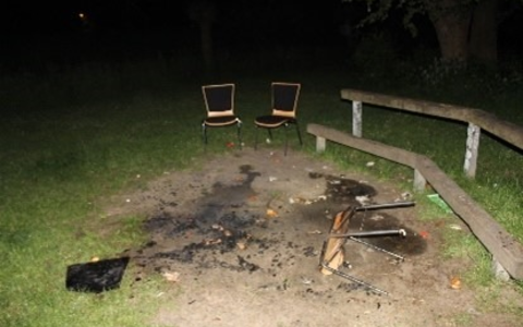 POL-VIE: Schwalmtal-Waldniel: Stuhl im Kaiserpark angezündet - Kripo sucht Zeugen - Foto: presseportal.de