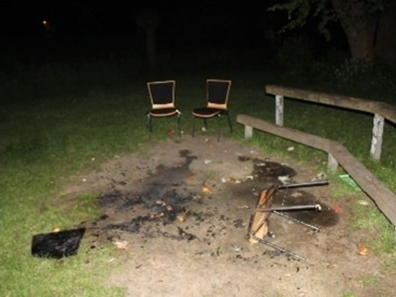 POL-VIE: Schwalmtal-Waldniel: Stuhl im Kaiserpark angezündet - Kripo sucht Zeugen - Foto: presseportal.de