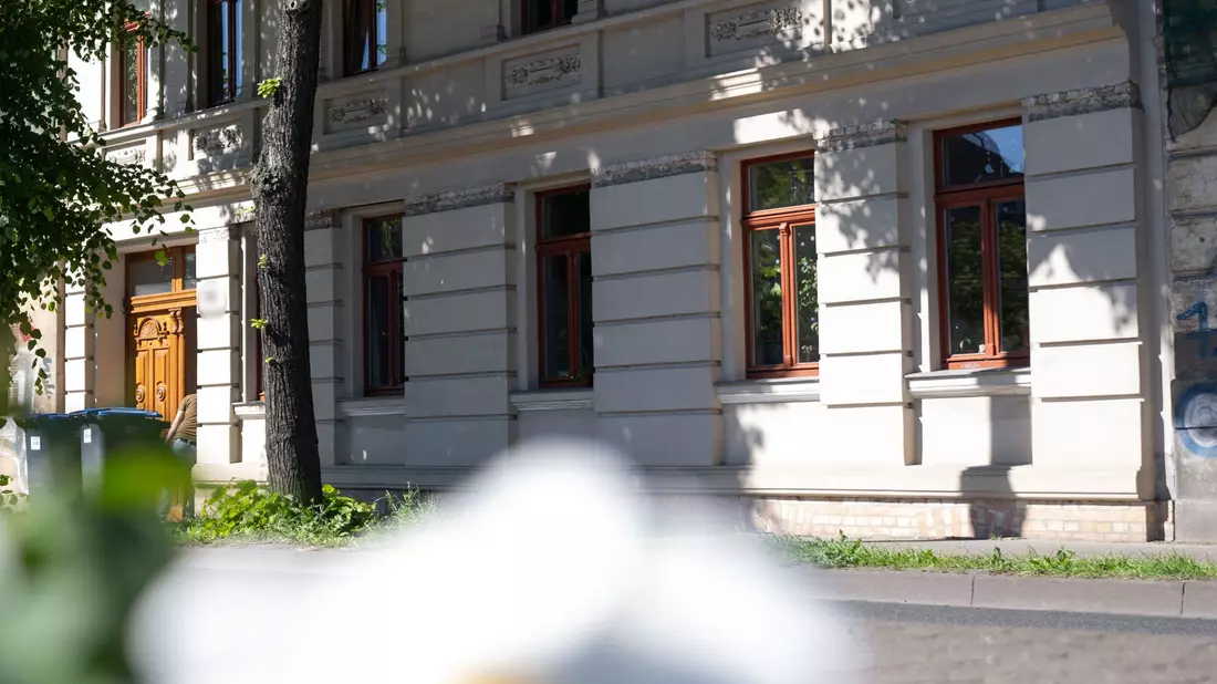 Blick auf ein Wohnhaus iin Halle, in dem am Sonntag ein zwei Jahre altes Mädchen tot in einer Wohnung aufgefunden wurde. - Bild: Hendrik Schmidt/dpa