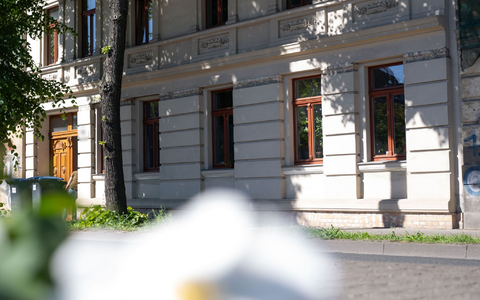 Blick auf ein Wohnhaus iin Halle, in dem am Sonntag ein zwei Jahre altes Mädchen tot in einer Wohnung aufgefunden wurde. - Foto: Hendrik Schmidt/dpa