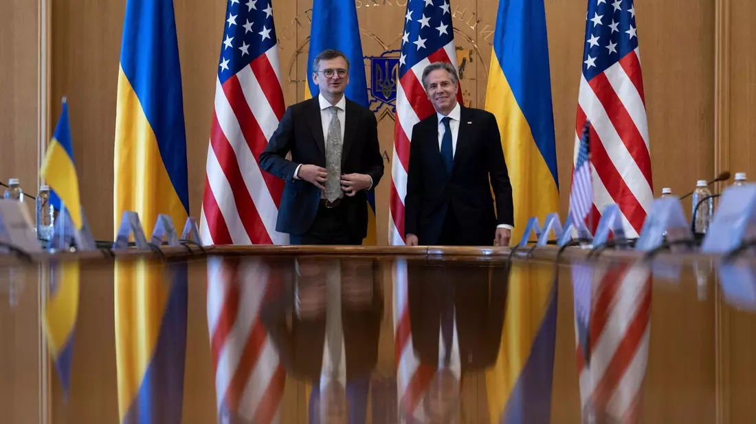 Dmytro Kuleba (l) und Antony Blinken vor dem Beginn ihrer Gespräche. - Bild: Brendan Smialowski/POOL AFP/AP/dpa