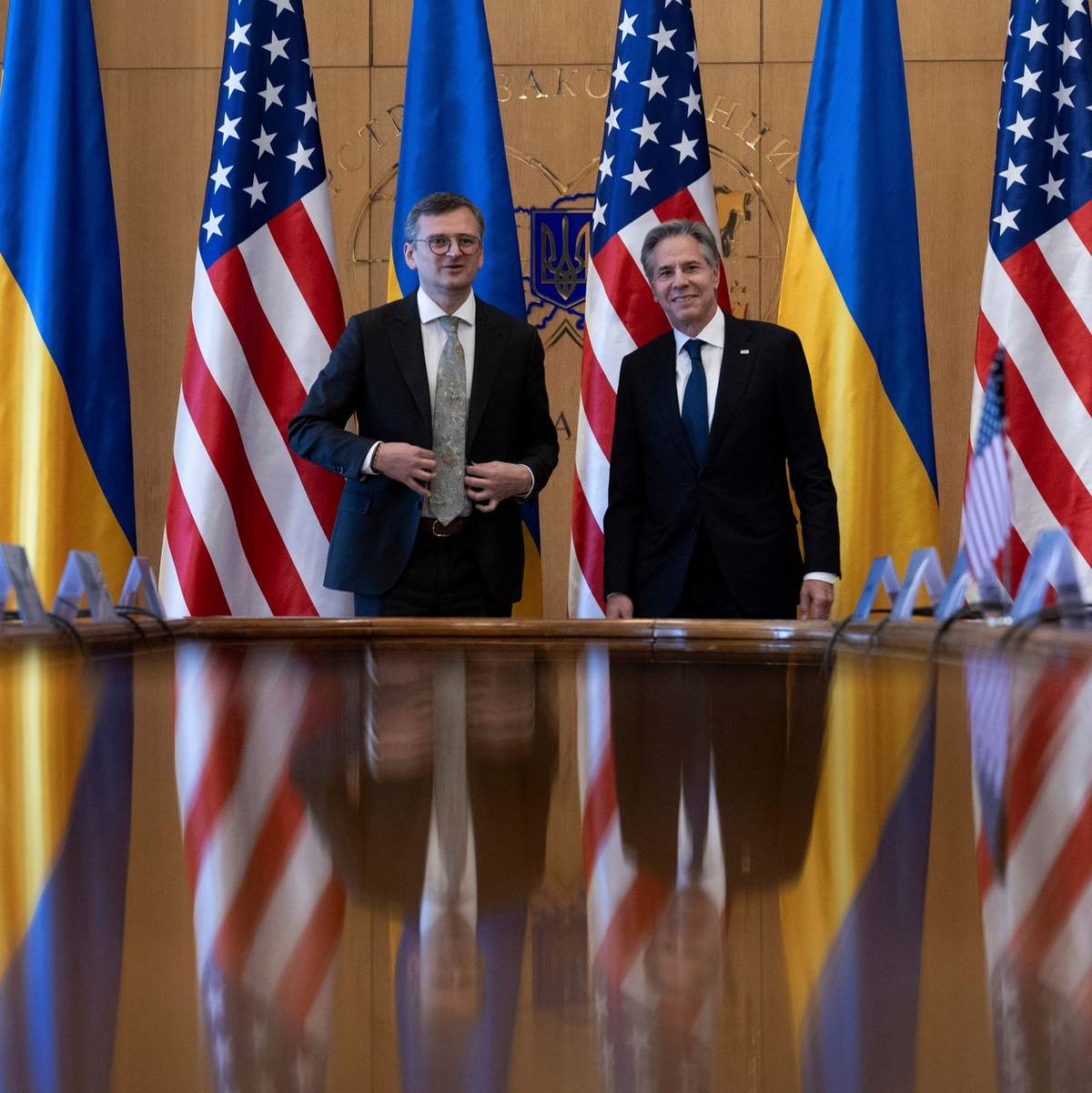 Dmytro Kuleba (l) und Antony Blinken vor dem Beginn ihrer Gespräche. - Foto: Brendan Smialowski/POOL AFP/AP/dpa