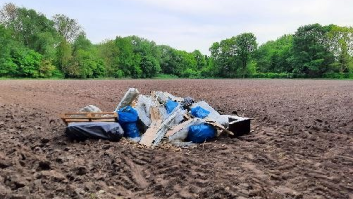 POL-SE: Rellingen - Illegale Müllentsorgung auf einem Acker - Polizei erbittet Zeugenhinweise - Foto: presseportal.de