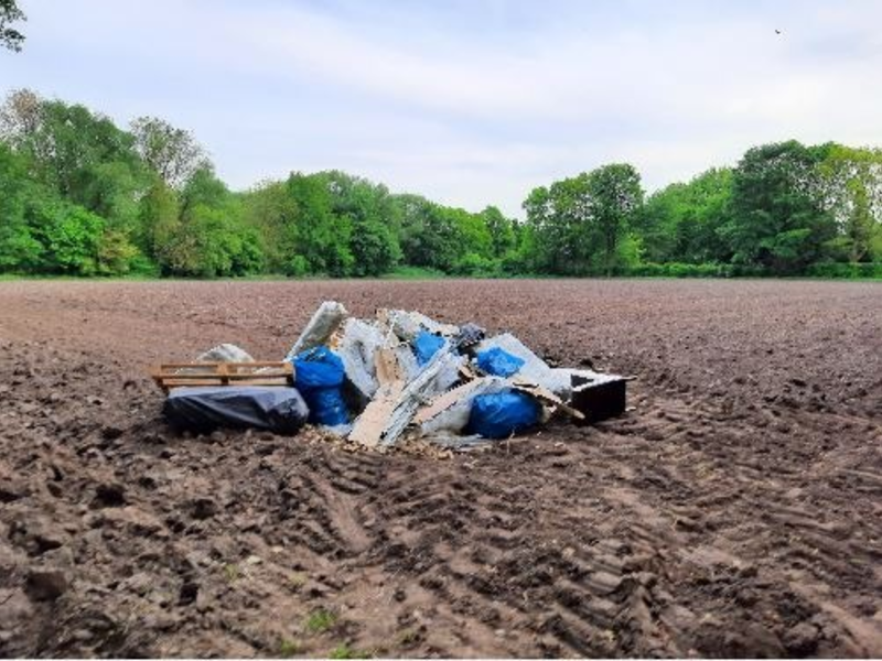 POL-SE: Rellingen - Illegale Müllentsorgung auf einem Acker - Polizei erbittet Zeugenhinweise - Foto: presseportal.de
