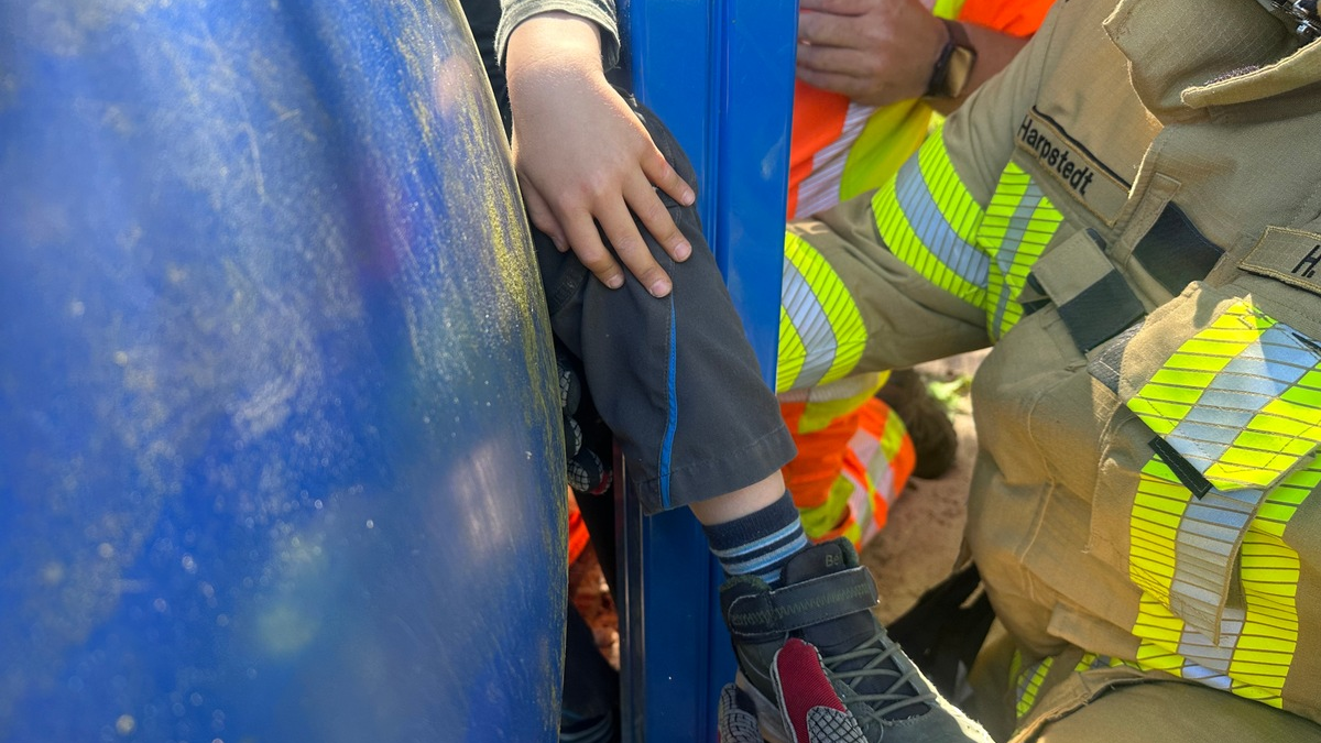 FW-OLL: Unfall auf Spielplatz in Harpstedt: Kind erfolgreich von Feuerwehr gerettet - Foto: presseportal.de