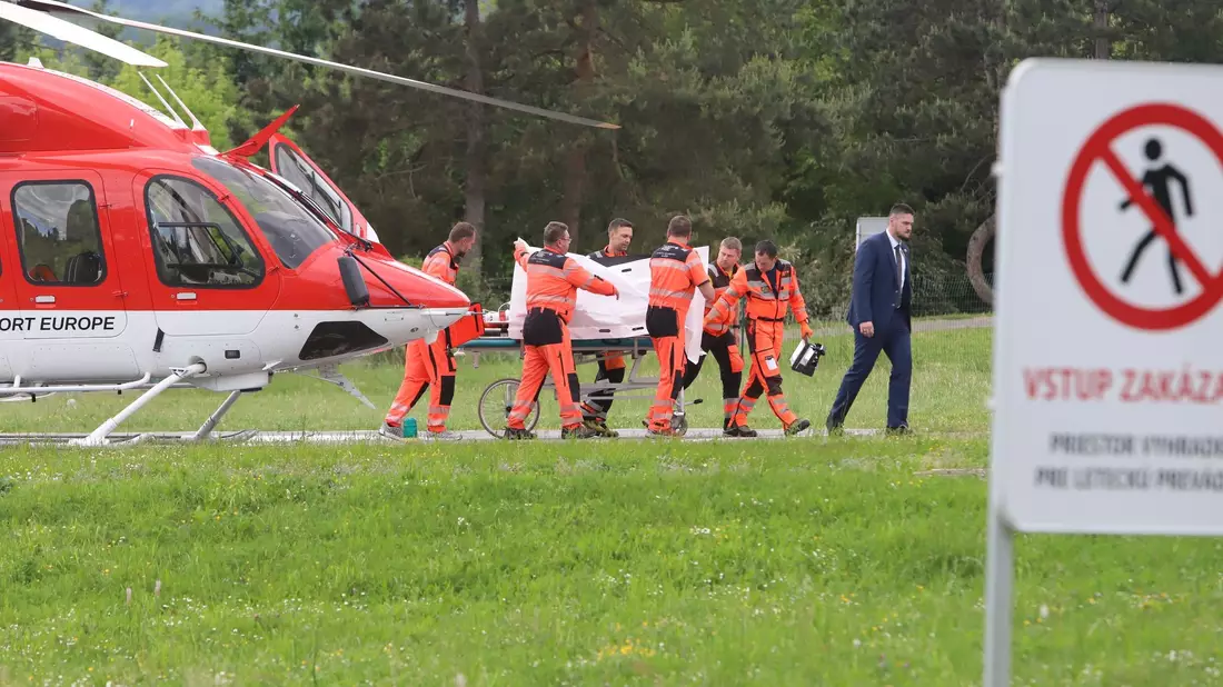 Rettungskräfte bringen den verletzten Robert Fico aus einem Rettungshubschrauber in ein Krankenhaus in Banska Bystrica. - Bild: Jan Kroslák/TASR/dpa