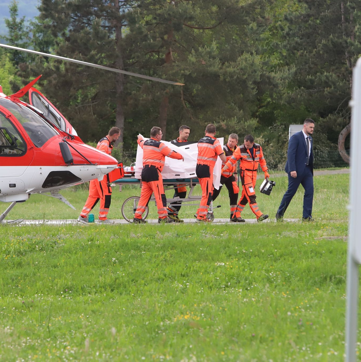 Rettungskräfte bringen den verletzten Robert Fico aus einem Rettungshubschrauber in ein Krankenhaus in Banska Bystrica. - Foto: Jan Kroslák/TASR/dpa