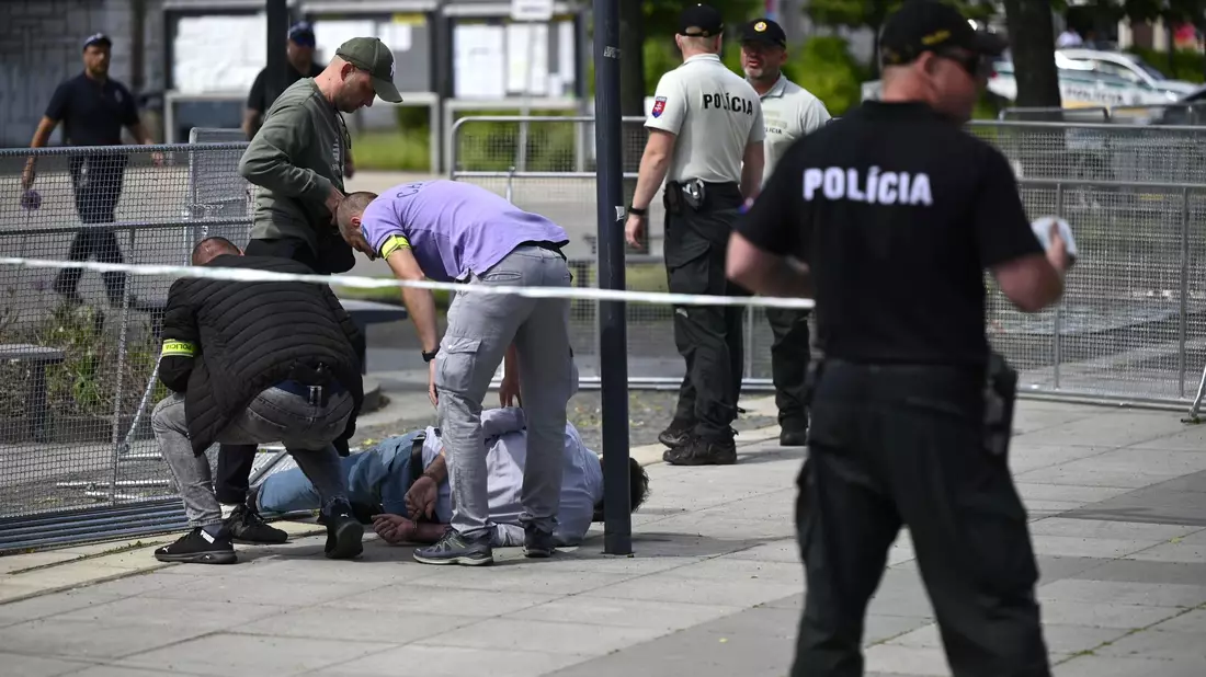 Festnahme des mutmaßlichen Schützen in der Stadt Handlova. - Bild: Radovan Stoklasa/TASR Slovakia/AP/dpa