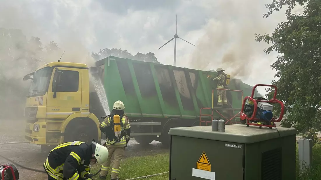 FF Goch: Feuer in Sperrmüll-Wagen - Bild: presseportal.de