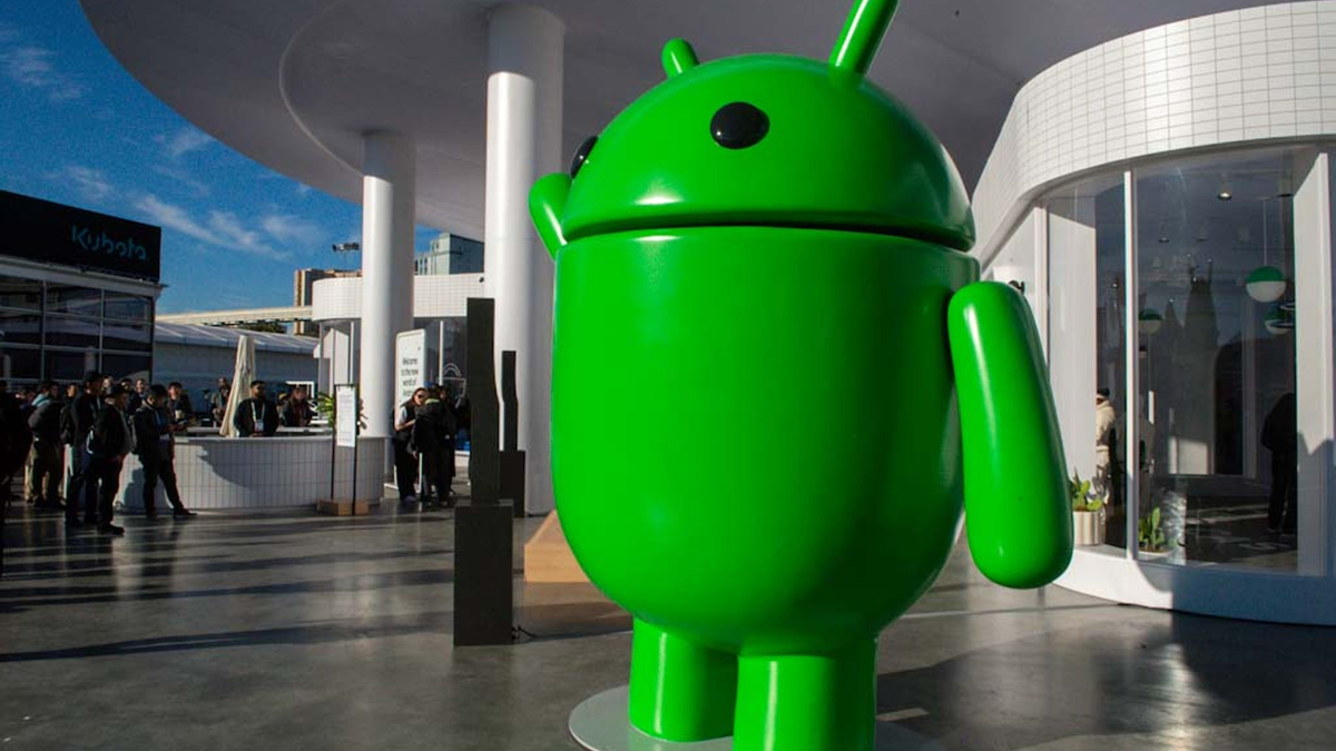 Das Maskottchen von Googles Mobil-Betriebssystem Android (Symbolbild). - Foto: Andrej Sokolow/dpa