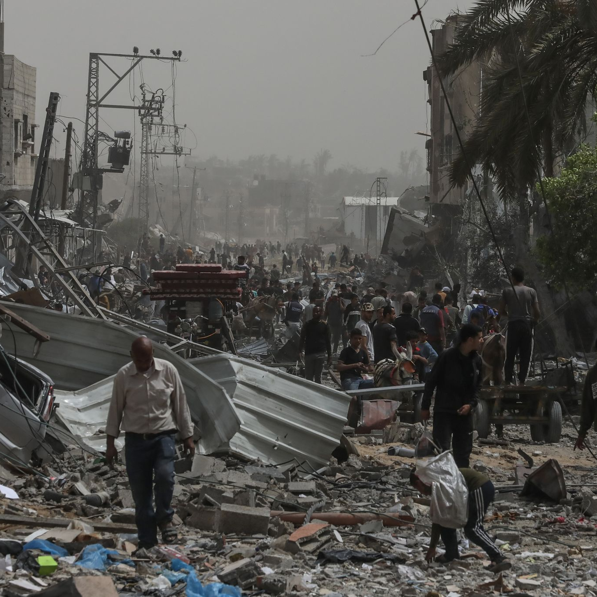 Palästinenser inspizieren die Schäden im Flüchtlingslager Nuseirat im Gazastreifen nach dem Abzug der israelischen Streitkräfte (IDF). - Foto: Omar Naaman/dpa