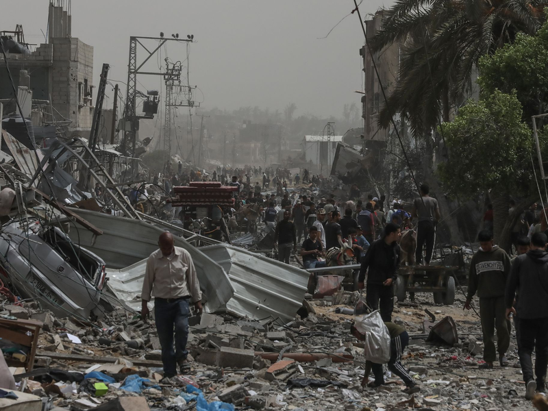 Palästinenser begutachten die Schäden nach einem israelischen Angriff auf eine vom UNRWA betriebene Schule im Flüchtlingslager Nuseirat. - Foto: Omar Naaman/dpa