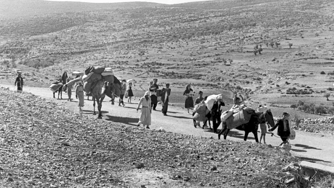 Arabische Flüchtlinge gehen mit ihren Kindern und Habseligkeiten im Gepäck am 9. November 1948 auf einer staubigen Straße von Jerusalem in den Libanon. Die Staatsgründung Israels war 1948 für Hunderttausende von Palästinensern mit Vertreibung und dem Verlust von Heimat verbunden. - Bild: Jim Pringle/AP/dpa