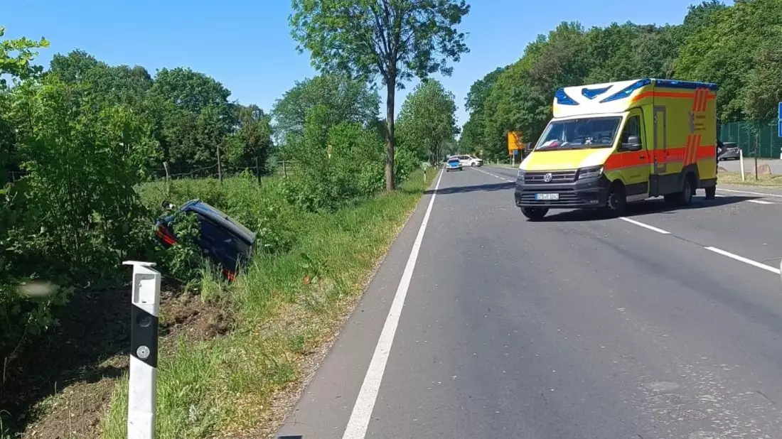 POL-STD: BMW-Fahrer kommt alkoholisiert von der Bundesstraße ab und überschlägt sich mit seinem Fahrzeug - Bild: presseportal.de