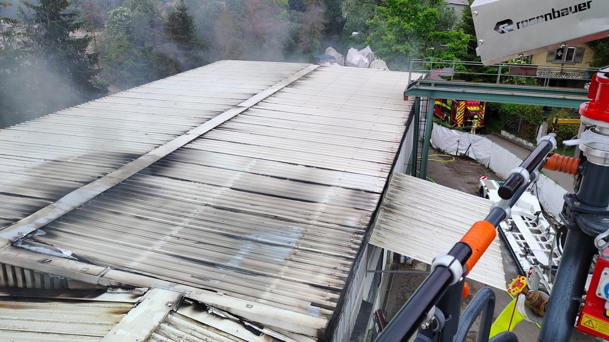 FW Konstanz: Brand einer Lagerhalle - Foto: presseportal.de