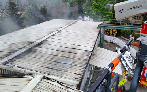 FW Konstanz: Brand einer Lagerhalle - Foto: presseportal.de